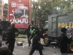 Polisi Denpasar Terluka Usai Mobil Samapta Dibakar Massa di Depan DPRD Bali