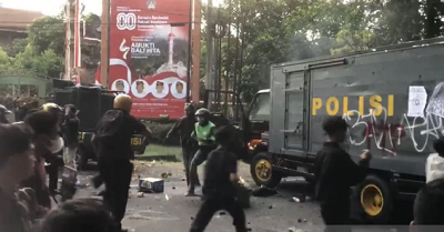 Polisi Denpasar Terluka Usai Mobil Samapta Dibakar Massa di Depan DPRD Bali