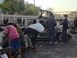 Ratusan Massa Serang Polres Metro Jaktim, Puluhan Kendaraan Hangus Terbakar