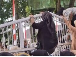 LIRA Maluku Demo, Minta Pedagang Asongan Diizinkan Berjualan Di atas Kapal