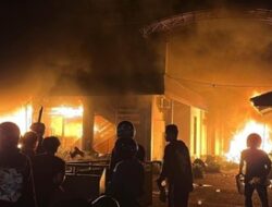 Gedung DPRD Kota Kediri Dibakar Massa!