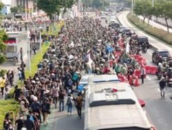 Mobil Polisi Dirusak Saat Demo di Polda Metro