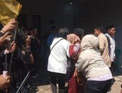 Tangis Keluarga Pecah saat Jenazah Mpok Alpa Tiba di Rumah Duka