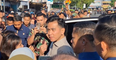 Kehadiran Wakil Presiden Gibran Rakabuming Raka di Pasar Kebon Roek, Ampenan, Mataram, Nusa Tenggara Barat (NTB), Sabtu (2/8/2025), disambut antusias warga, terutama kalangan emak-emak. Sejak pagi, mereka memadati area pasar demi bisa bertemu langsung dengan Gibran.
