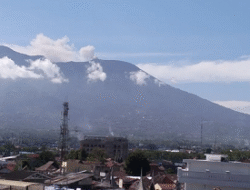 Gunung Marapi Erupsi, Abu Vulkanik Membumbung 1.000 Meter ke Langit