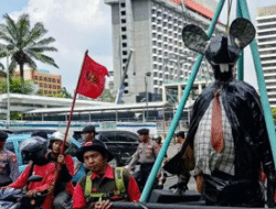 Massa Gebrak Bawa Patung Tikus Berdasi dalam Aksi di Patung Kuda