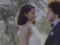 Selena Gomez Resmi Menikah dengan Benny Blanco di California