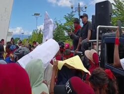 Puluhan Karyawan PT SIM Gelar Aksi di Kantor Bupati SBB
