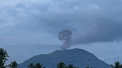 Gunung Ibu Erupsi, Semburkan Abu Setinggi 600 Meter