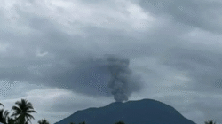 Gunung Ibu Erupsi, Abu Vulkanik Capai 900 Meter 2 Gunung Ibu Erupsi, Abu Vulkanik Capai 900 Meter