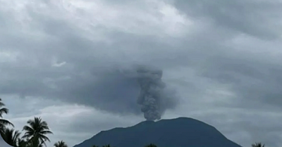Gunung Ibu Erupsi, Abu Vulkanik Capai 900 Meter 1 Gunung Ibu Erupsi, Abu Vulkanik Capai 900 Meter