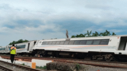 Petugas Evakuasi Kereta Purwojaya Anjlok di Bekasi 2 Petugas Evakuasi Kereta Purwojaya Anjlok di Bekasi