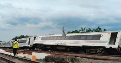 Petugas Evakuasi Kereta Purwojaya Anjlok di Bekasi 1 Petugas Evakuasi Kereta Purwojaya Anjlok di Bekasi