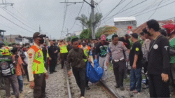 Tembus Palang, Pengemudi Ojol Tewas Tertabrak Kereta di Jakbar