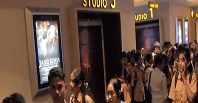 Puluhan Siswa SMPN 13 Ambon Nonton Bareng Film Janji Senja 1 Puluhan Siswa SMPN 13 Ambon Nonton Bareng Film Janji Senja