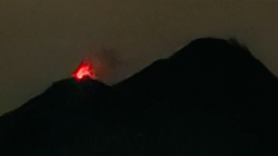 Sinar Api Muncul di Puncak Kawah Gunung Karangetang, Warga Diminta Waspada
