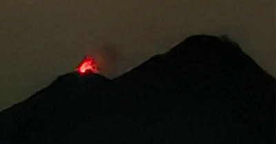 Sinar Api Muncul di Puncak Kawah Gunung Karangetang, Warga Diminta Waspada