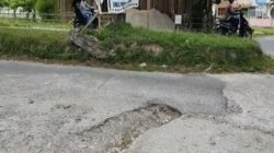 Warga Resah Tak Ada Drainase, Banyak Jalan di Kota Namlea Rusak 6 Warga Resah Tak Ada Drainase, Banyak Jalan di Kota Namlea Rusak