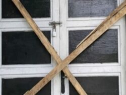 Menunggak Utang , Warga Palang Kantor Dinas Sosial Maluku Tenggara